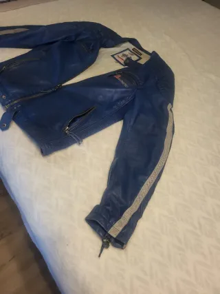 Cazadora de cuero azul