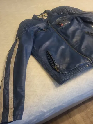 Cazadora de cuero azul