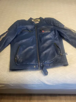 Cazadora de cuero azul