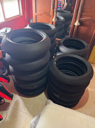 Neumaticos sliks para motos de circuitos