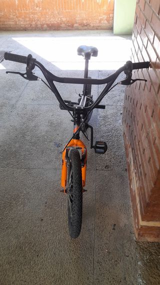 Bicicleta BMX Negra y Naranja
