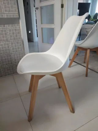 Mesa y 4 sillas de cocina