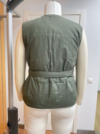 Chaleco acolchado bordado