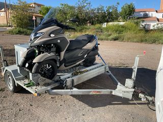 Autocaravana blanca con remolque