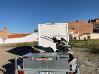 Autocaravana blanca con remolque