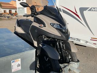 Autocaravana blanca con remolque