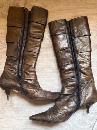 Botas altas de piel.