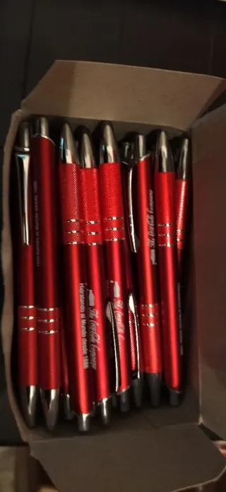 Varietà di articoli Coca-Cola: bottiglie e penne (197)