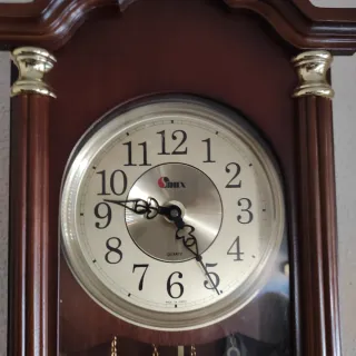 Reloj de pared antiguo de péndulo