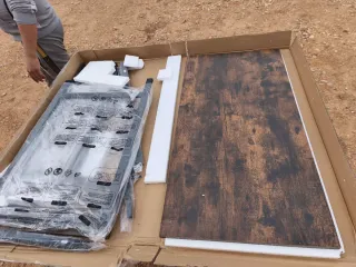 Escritorio moderno con estantes