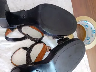 Sandalias negras y doradas con abalorios