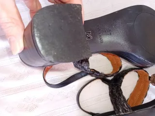 Sandalias negras y doradas con abalorios