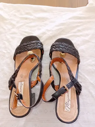 Sandalias negras y doradas con abalorios