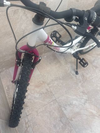 Bicicleta infantil Denbike blanca y fucsia