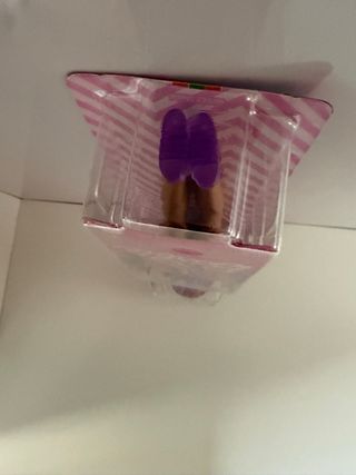 Barbie con vestito viola logo