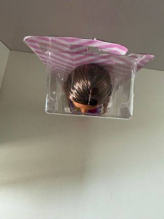 Barbie con vestito viola logo