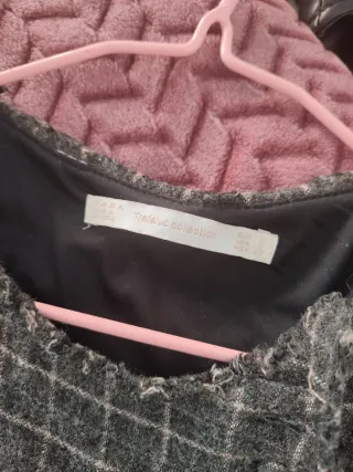 Abito Zara a quadri grigio e rosa.