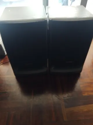 Altavoces negros y marrones