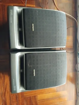 Altavoces negros y marrones