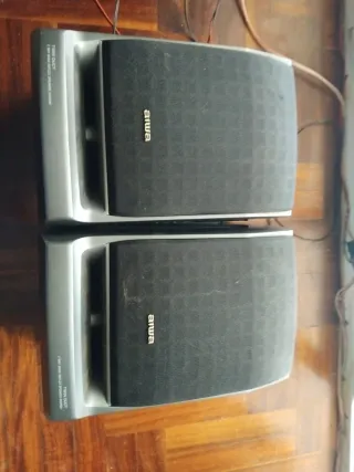 Altavoces negros y marrones