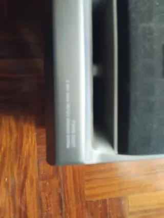 Altavoces negros y marrones