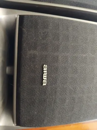 Altavoces negros y marrones