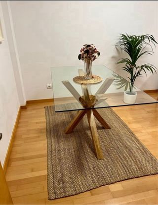 Mesa rectangular de cristal y madera con 6 sillas.