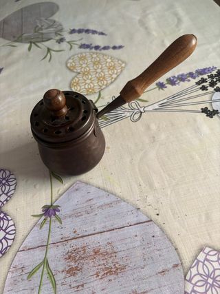 Jarrita antigua con mango de madera