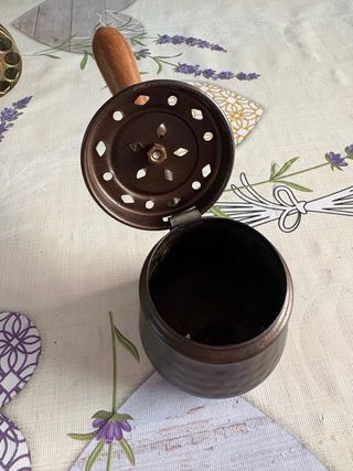 Jarrita antigua con mango de madera