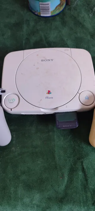 PlayStation 1 con dos mandos y memory card