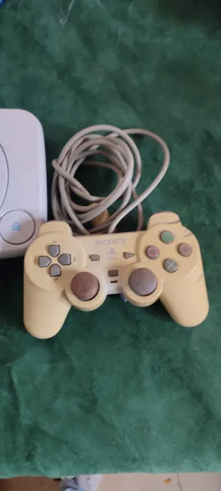 PlayStation 1 con dos mandos y memory card