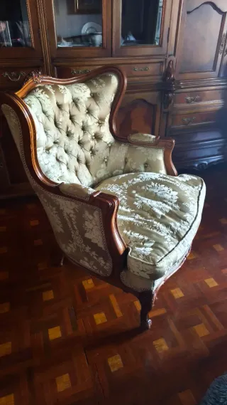 Elegante sillón orejero estilo Luis XV