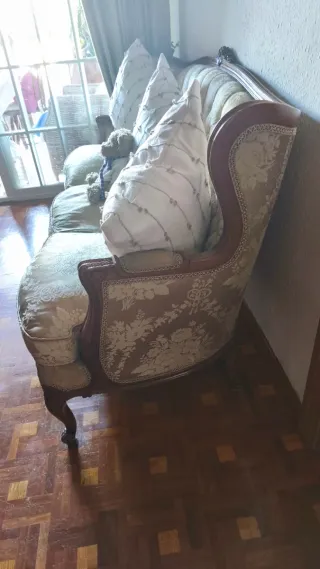 Elegante sillón orejero estilo Luis XV