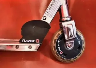 Patinete Razor plateado