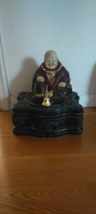 Buda de la suerte. Tocadiscos antiguo.