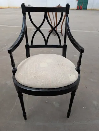 Silla negra con asiento beige