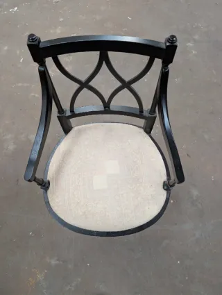 Silla negra con asiento beige