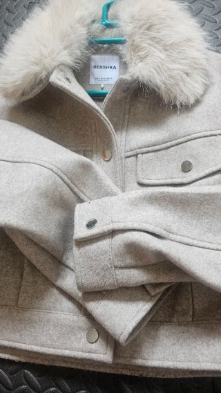 Chaqueta beige/gris con cuello de pelo