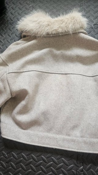 Chaqueta beige/gris con cuello de pelo