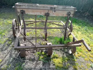 Sembradora antigua de metal y madera Antiguedades