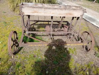 Sembradora antigua de metal y madera Antiguedades