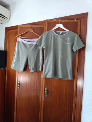 Conjunto deportivo camiseta y pantalón corto