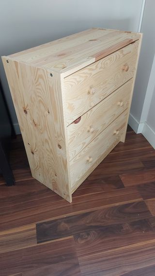 Aparador de Ikea de tres cajones en color madera