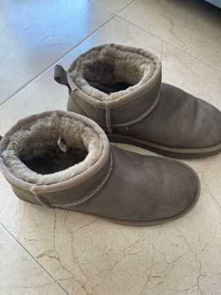 Botas de pelo de color caqui