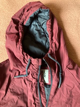 Abrigo con capucha. Válido lluvia y frio