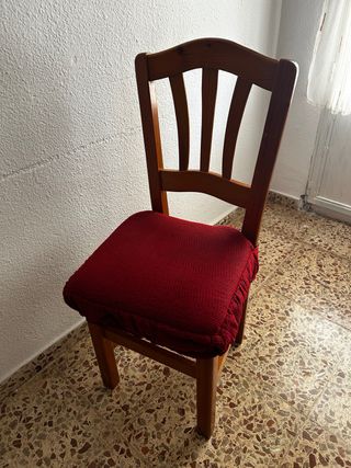 7 sillas de madera con cojín rojo
