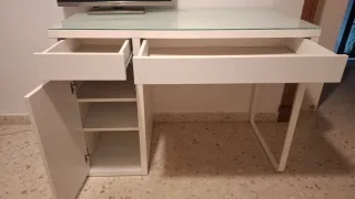 Escritorio blanco y cristal