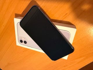 iPhone 11 82 % bateria con 9 carcasas fundas