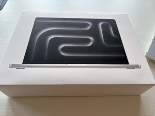 Macbook Pro 14” plata M3 512 GB 8 GB Memoria RAM.