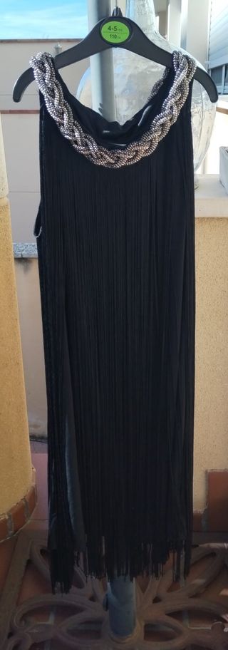 VESTIDO NEGRO CON FLECOS